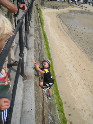 Tim climbing the St. Ives quay (07-11-2011 11:23)