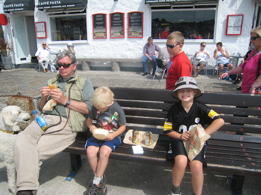 Bazzle, Granddad, Cole and Tim eating pasties (07-11-2011 11:40)