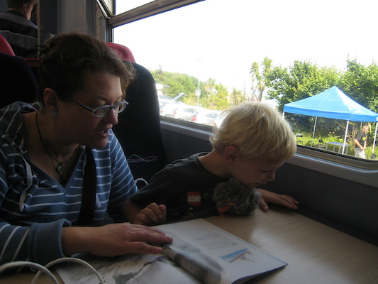 Xine and Cole on the train (07-11-2011 13:30)