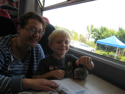 Xine and Cole on the train (07-11-2011 13:30)