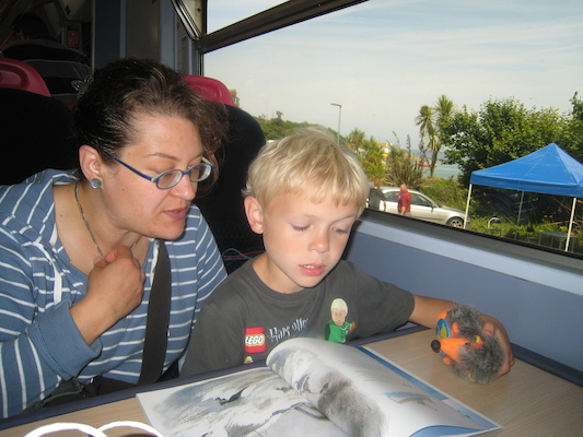 Xine and Cole on the train (07-11-2011 13:31)