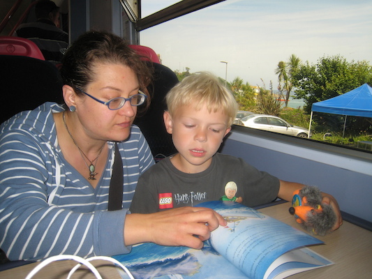 Xine and Cole on the train (07-11-2011 13:31)