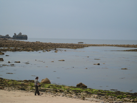 Xine on the Porthcressa beach (07-12-2011 10:31)