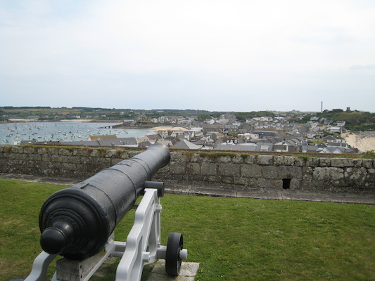 The cannons overlooking Hugh Town (07-12-2011 10:52)