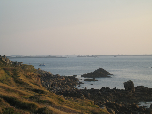 Boat passing in front of St. Agnes (07-12-2011 20:28)