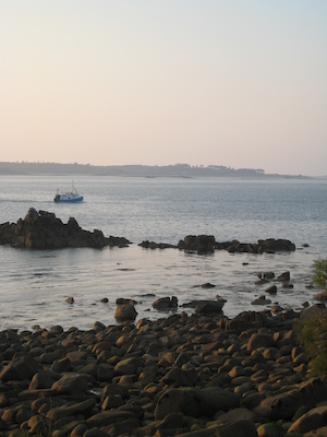 Boat passing in front of Tresco (07-12-2011 20:34)