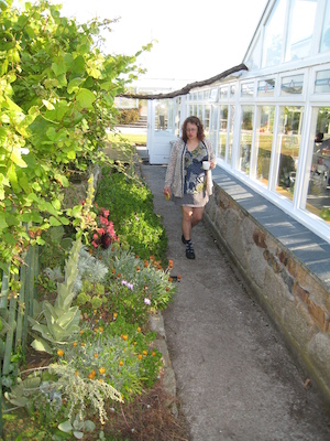 Xine passing under the grape vine (07-13-2011 09:02)