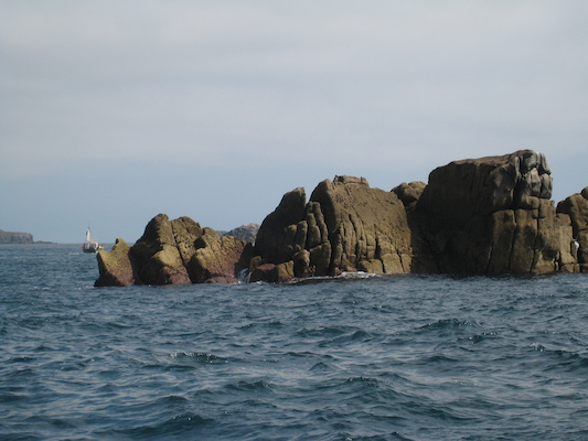 Rocks and a wee boat (07-13-2011 11:26)