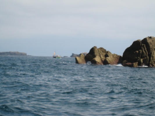 Rocks and a wee boat (07-13-2011 11:26)