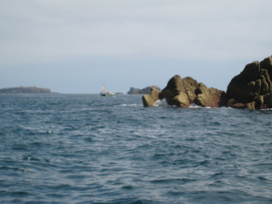 Rocks and a wee boat (07-13-2011 11:26)