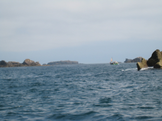 Rocks and a wee boat (07-13-2011 11:26)