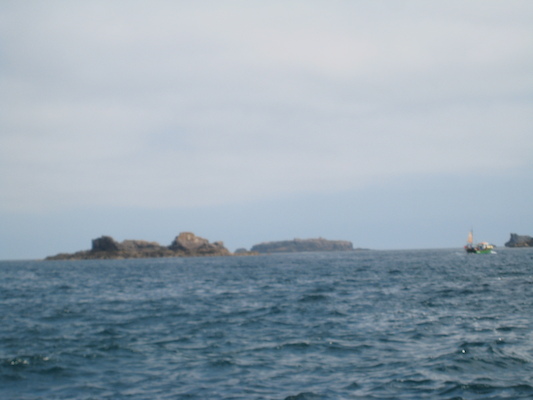 Rocks and a wee boat (07-13-2011 11:26)