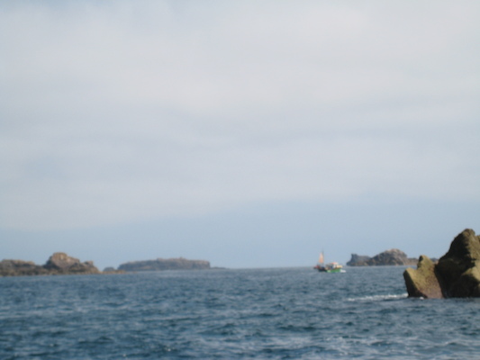 Rocks and a wee boat (07-13-2011 11:26)