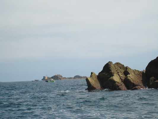 Rocks and a wee boat (07-13-2011 11:26)