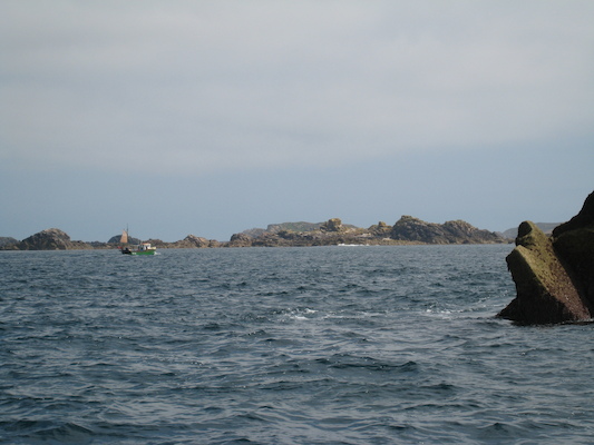 Rocks and a wee boat (07-13-2011 11:26)