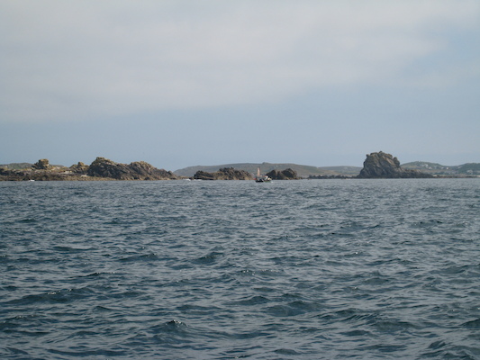 Rocks and a wee boat (07-13-2011 11:27)