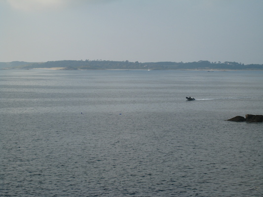View from the Garrison towards Tresco (with the Sea Safari Boat) (07-13-2011 18:51)