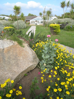 The hotel garden (07-13-2011 18:58)