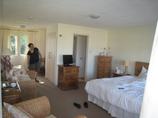 Xine in the hotel room (07-14-2011 09:24)