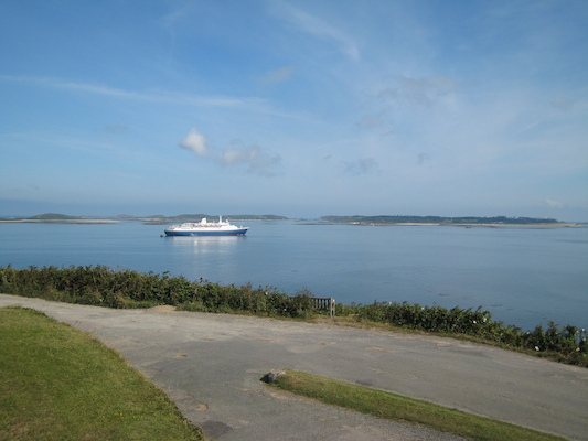 Whoa... a cruise ship in front of Bryher (07-14-2011 09:29)