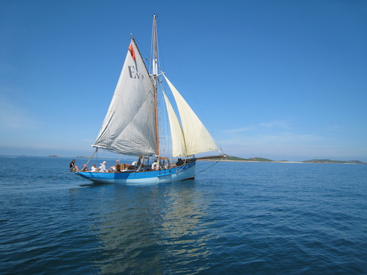 Pretty cruise boat (07-14-2011 12:25)