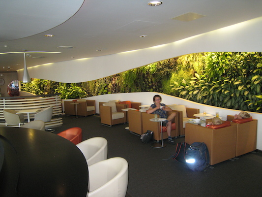 Heathrow Skyteam lounge (07-26-2011 12:18)