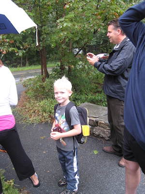 First day of school, waiting for the bus (09-06-2011 08:55)
