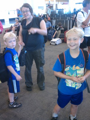 Cole, Xine and Tim at the airport (07-01-2011 17:56)