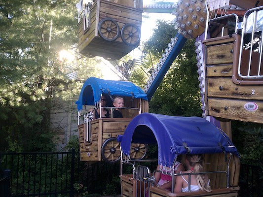 Xine and Cole in a Ferris Wheel (07-30-2011 18:20)