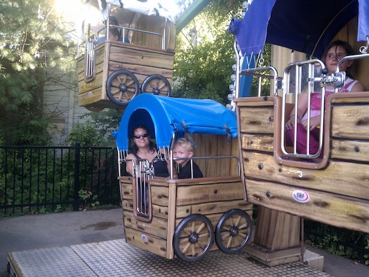 Xine and Cole in a Ferris Wheel (07-30-2011 18:20)