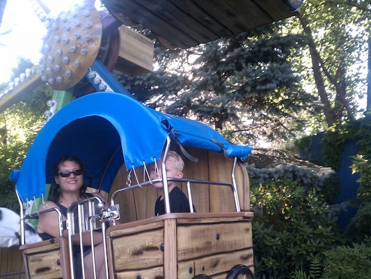 Xine and Cole in a Ferris Wheel (07-30-2011 18:20)