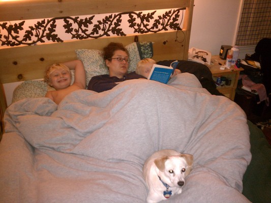 Tim, Xine, Cole and Emily reading in bed (10-21-2011 19:39)