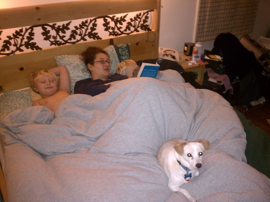 Tim, Xine, Cole and Emily reading in bed (10-21-2011 19:39)