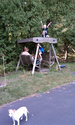 Tim on the swin with Cole and Poppy and Emily (09-23-2010 16:39)