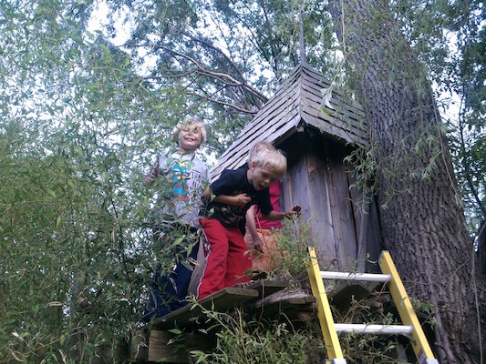 Tim, Cole and Sophie in Wendell's treehouse (06-05-2011 18:37)