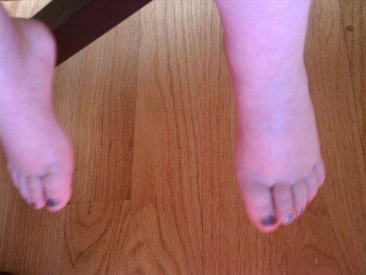 Linda getting toes painted (06-29-2011 11:41)