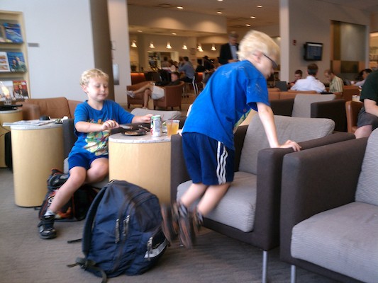 Tim and Cole in the airport lounge (07-01-2011 16:07)