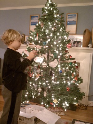 Tim decorating the Xmas tree (12-03-2011 18:35)