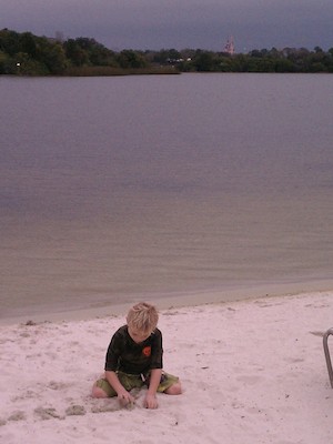 Cole playing in the sand (02-26-2012 17:59)