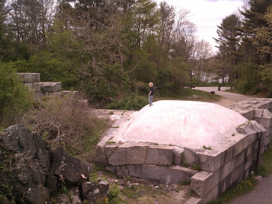 Cole on the roof of Fort McClary (05-11-2012 13:55)