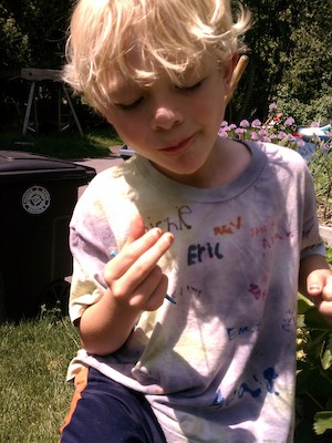 Cole eating a strawberry (05-20-2012 13:42)