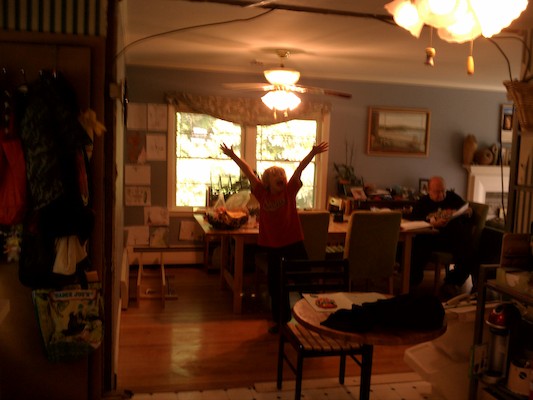 Tim pretending to be the wall, with Poppy (06-05-2012 16:56)