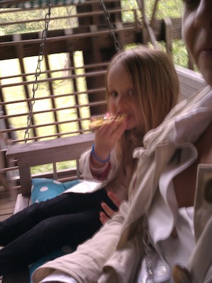 June eating pizza (06-05-2012 18:59)