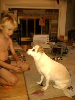 Cole playing lego with Emily (06-25-2012 20:02)