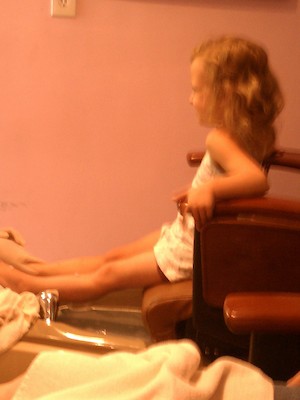 Linda getting her nails painted (07-07-2012 09:55)