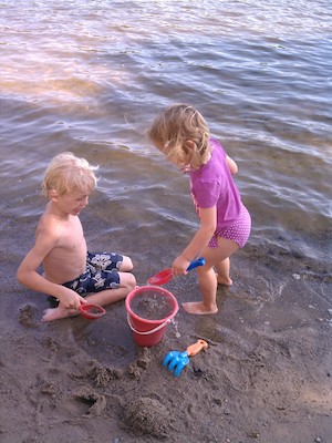 Cole and Linda at the beach (07-22-2012 16:46)