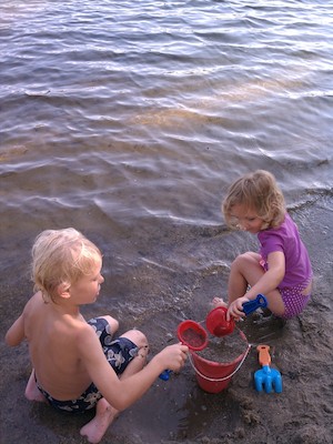 Cole and Linda at the beach (07-22-2012 16:46)