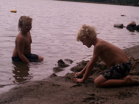 Tim and Cole playing at the beach (08-12-2012 13:20)
