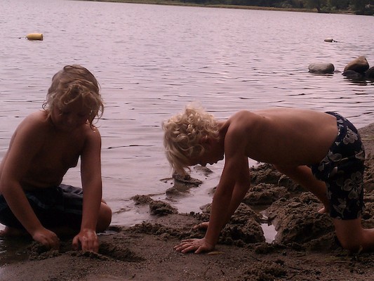 Tim and Cole playing at the beach (08-12-2012 13:20)