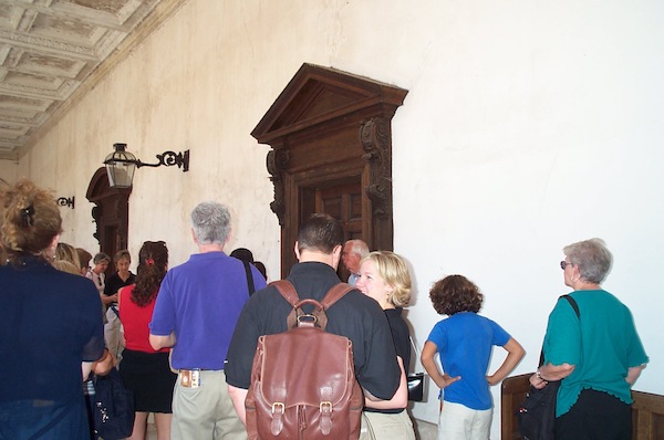 Hampton Court twin tourists